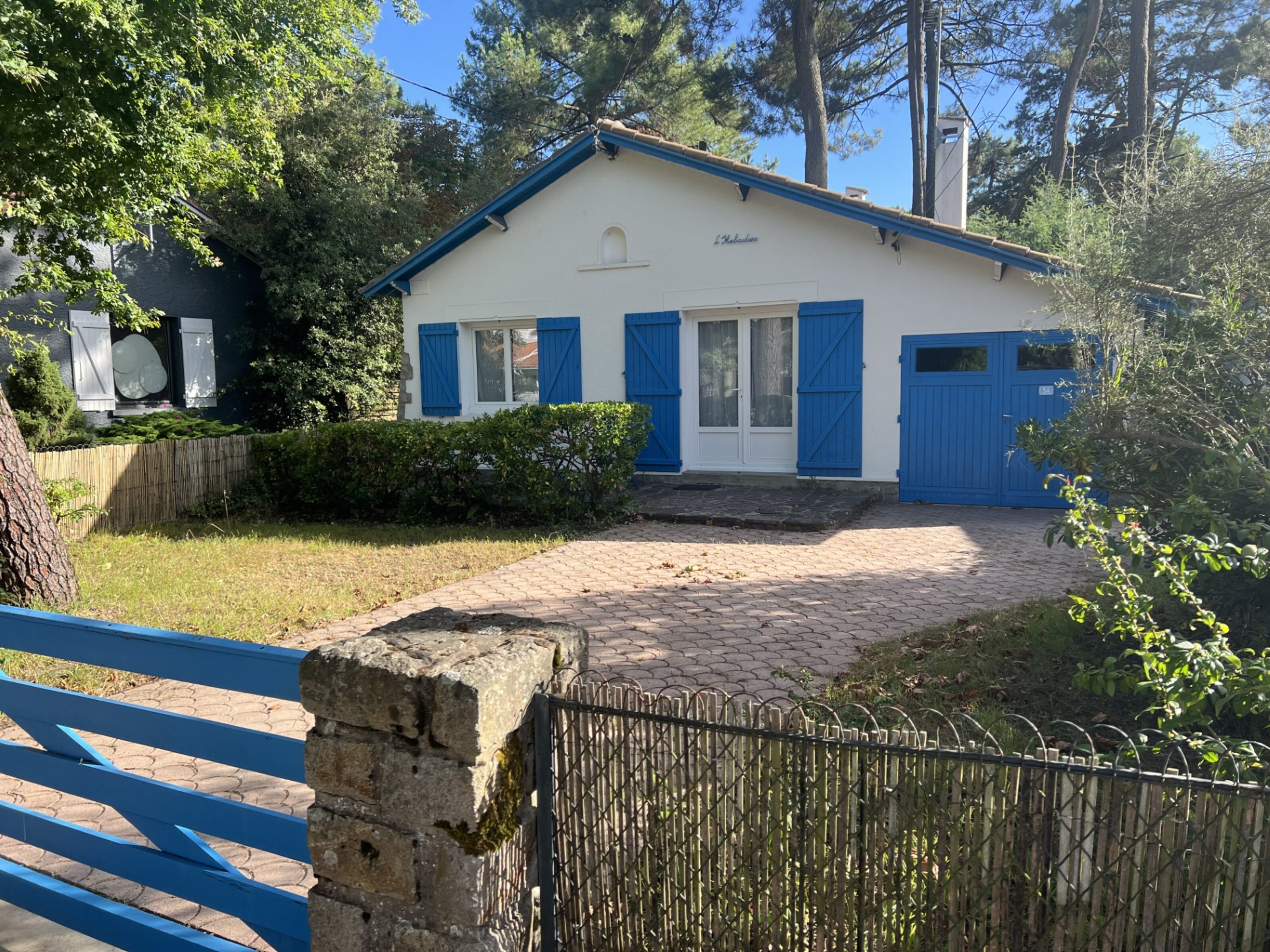 Façade de la Villa l'Herbaudière avec ses volets bleus et son portail